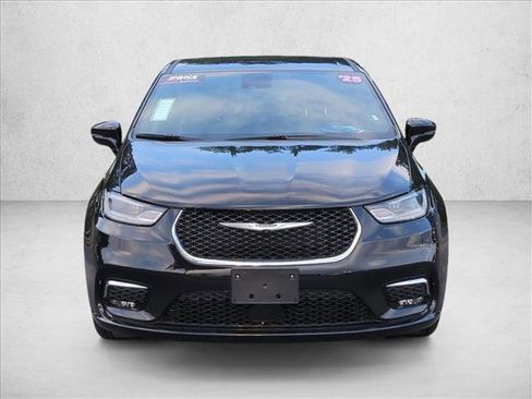 Used 2025 Chrysler Pacifica Select FWD image 2