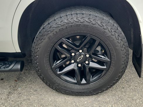 Used 2022 Chevrolet Tahoe Z71 w/ Luxury Package AWD/4WD image 33