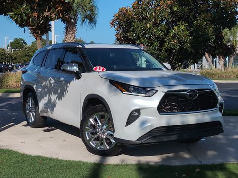 Used 2023 Toyota Highlander Limited FWD image 2