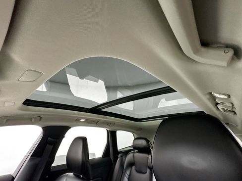 Used 2024 Volvo XC60 B5 Core w/ Protection Package Premier image 4