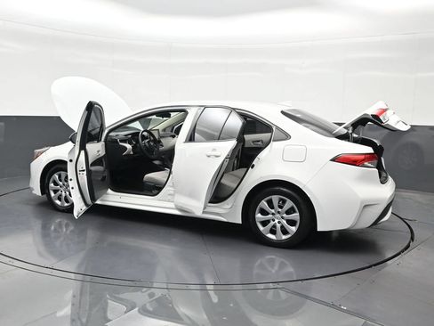 Used 2021 Toyota Corolla LE FWD image 34