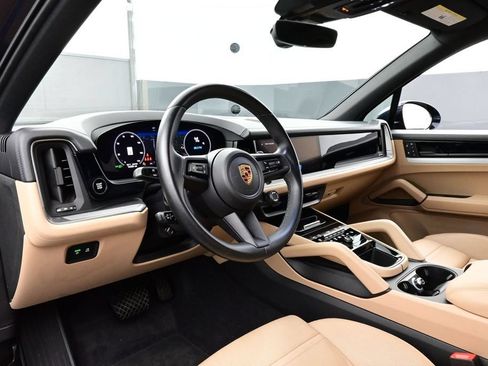 Certified 2024 Porsche Cayenne AWD/4WD image 4