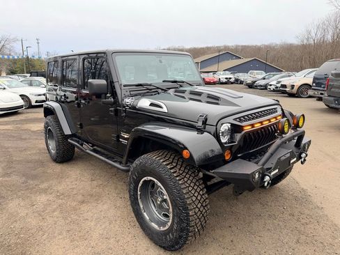 Used 2013 Jeep Wrangler Unlimited Sahara image 3