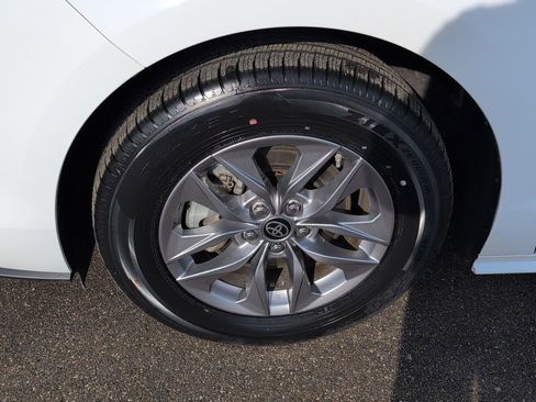 Used 2025 Toyota Sienna LE image 9