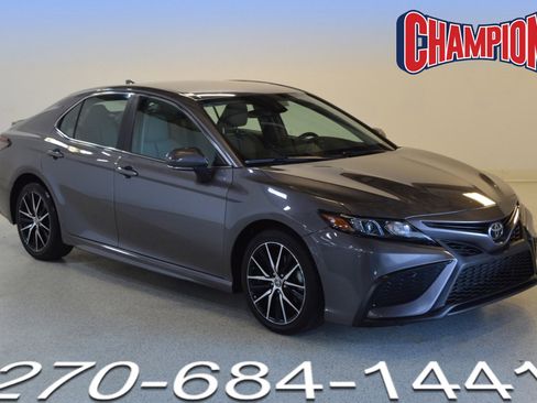 Used 2022 Toyota Camry SE image 1