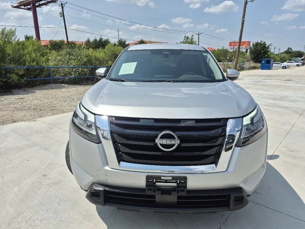 Used 2022 Nissan Pathfinder SV AWD/4WD image 3