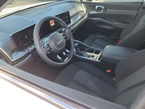 Used 2024 Kia Sorento LX image 6