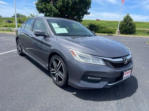 Used 2017 Honda Accord Touring image 2