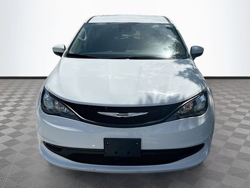 Used 2023 Chrysler Voyager LX image 2