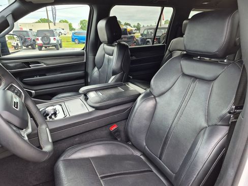 Used 2024 Jeep Wagoneer Series II w/ Flexible Seating Group AWD/4WD image 16