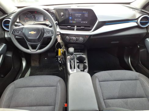 Used 2025 Chevrolet Trax LS w/ LS Convenience Package FWD image 17