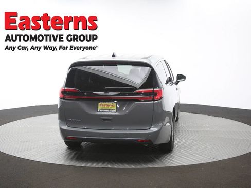 Used 2023 Chrysler Pacifica Touring-L FWD image 39