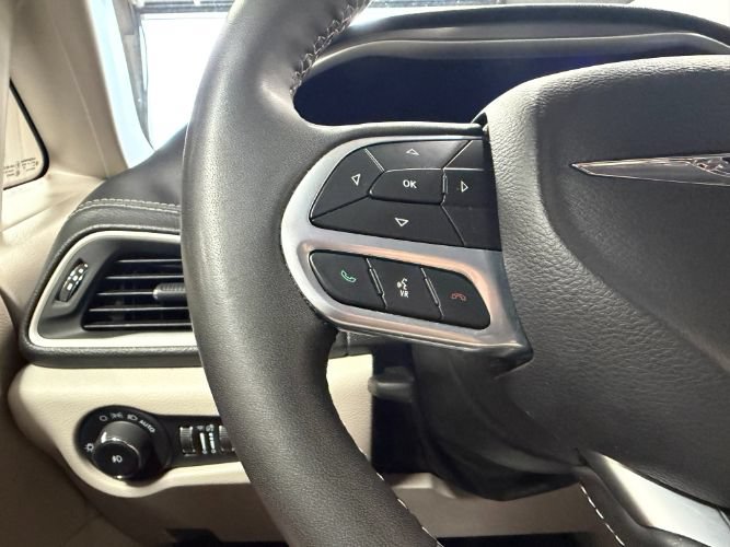 Used 2024 Chrysler Pacifica Limited FWD image 23