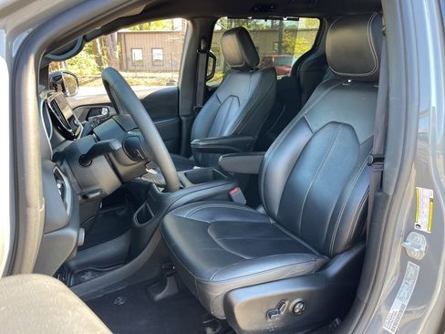 Used 2025 Chrysler Pacifica Select FWD image 19