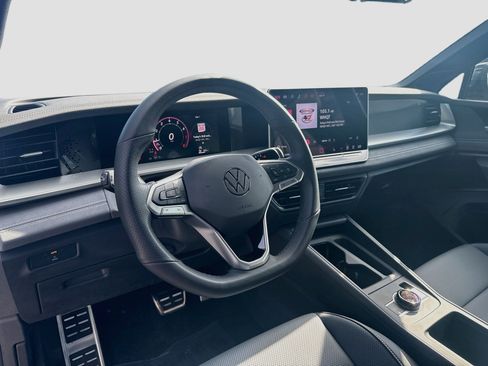 Used 2026 Volkswagen Tiguan SE R-Line FWD image 9