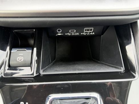 Used 2025 Subaru Outback Premium image 38