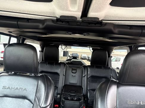 Used 2018 Jeep Wrangler Unlimited Sahara w/ Dual Top Group AWD/4WD image 19