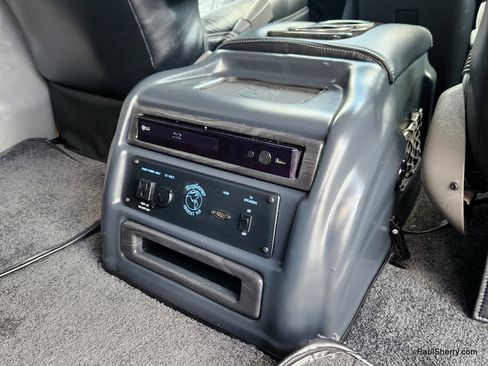 Used 2023 Chevrolet Express 2500 RWD image 32