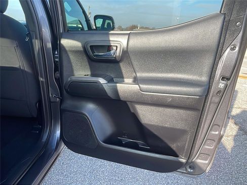 Used 2020 Toyota Tacoma TRD Off-Road image 15