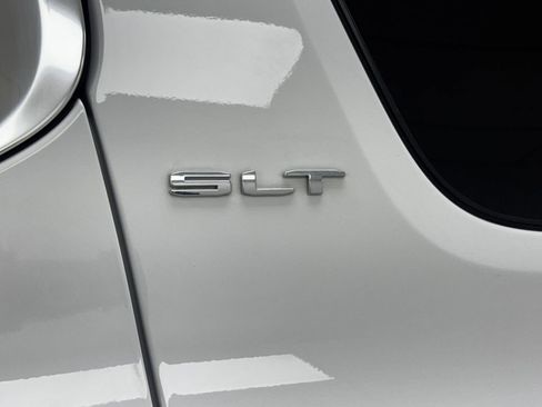 Used 2023 GMC Acadia SLT image 34