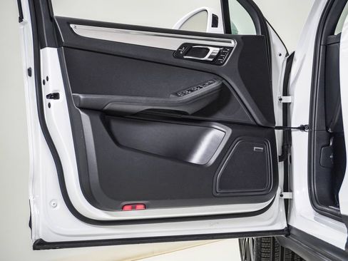 Certified 2026 Porsche Macan AWD/4WD image 25