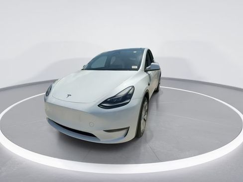 Used 2024 Tesla Model Y Long Range AWD/4WD image 4
