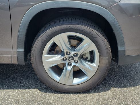 Certified 2019 Toyota Highlander Limited FWD image 7