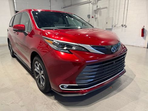 Used 2025 Toyota Sienna Platinum AWD/4WD image 10