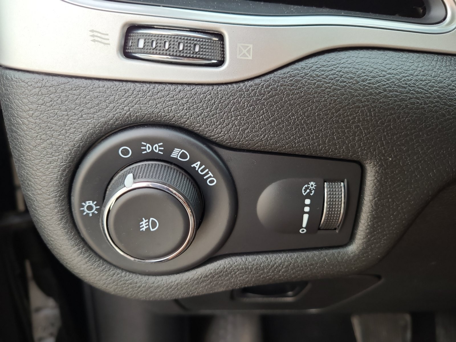 Used 2022 Jeep Cherokee Latitude w/ Sun & Sound Group AWD/4WD image 18