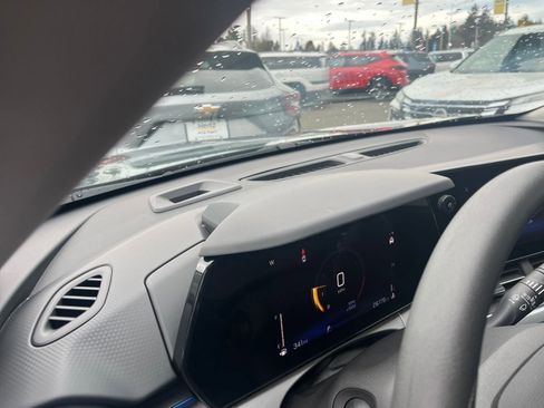 Used 2025 Chevrolet Trax LT image 35