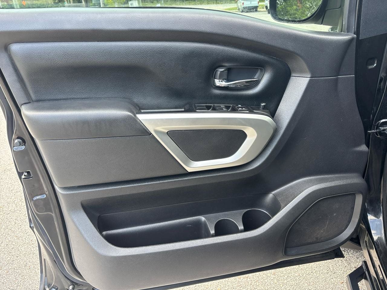 Used 2018 Nissan Titan SV RWD image 11