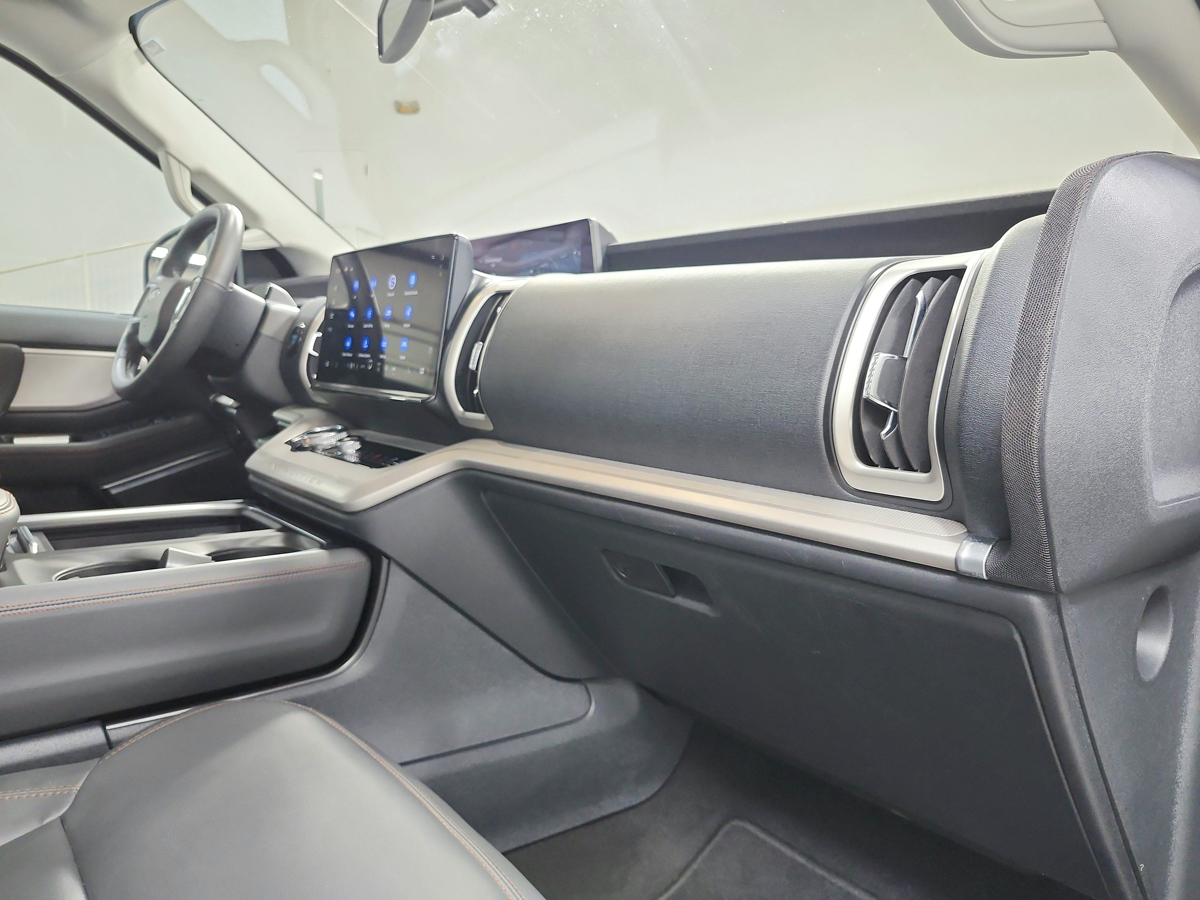 Used 2025 Ford Expedition Active AWD/4WD image 46