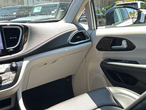 Certified 2024 Chrysler Pacifica Limited FWD image 30