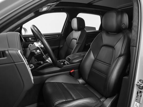 Used 2023 Porsche Cayenne GTS image 5