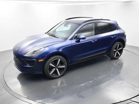 Certified 2025 Porsche Macan AWD/4WD image 33