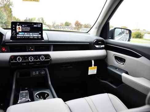 New 2025 Honda Pilot Touring image 24