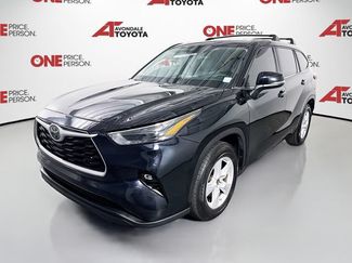 Used 2023 Toyota Highlander LE FWD video 3