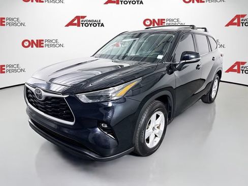Used 2023 Toyota Highlander LE FWD image 3