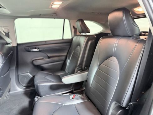 Used 2022 Toyota Highlander XLE AWD/4WD image 22