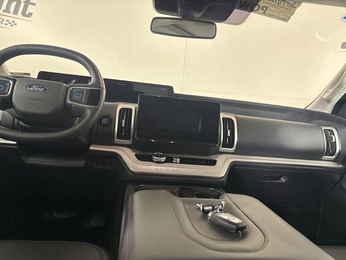 Used 2025 Ford Expedition Active AWD/4WD image 24