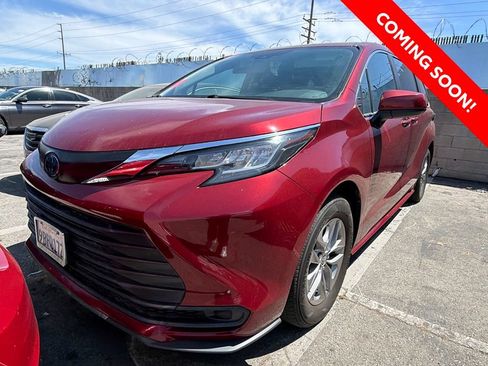 Used 2022 Toyota Sienna LE AWD/4WD image 3