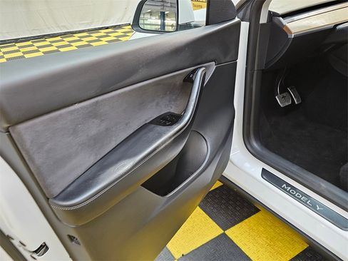 Used 2021 Tesla Model Y Long Range image 21