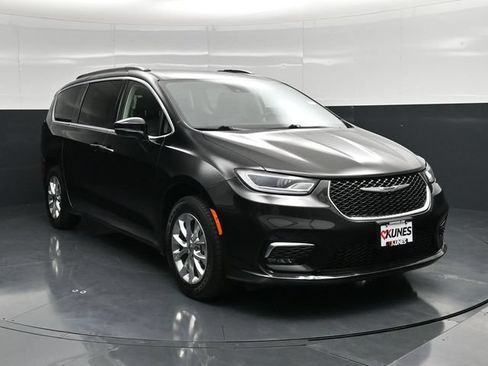 Certified 2022 Chrysler Pacifica Touring-L AWD/4WD image 6