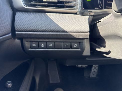 Used 2025 Toyota Camry SE image 9