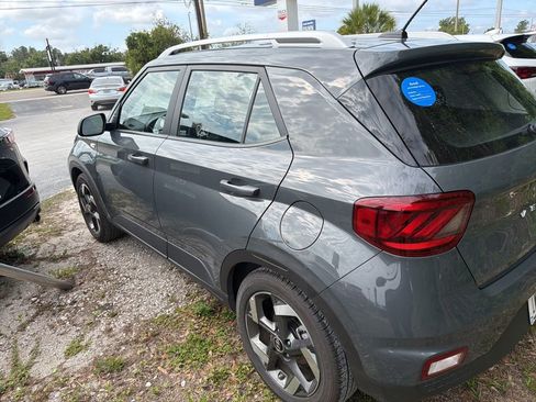 Used 2025 Hyundai Venue SEL FWD image 4