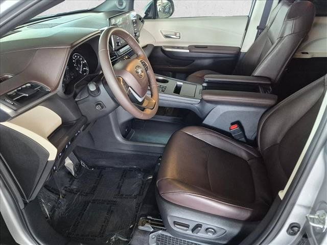 Used 2024 Toyota Sienna Platinum AWD/4WD image 17