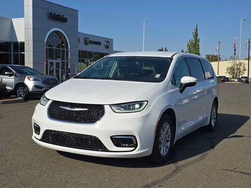 Used 2023 Chrysler Pacifica Touring-L FWD image 8