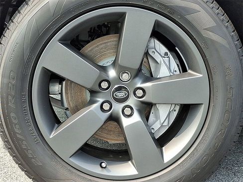 New 2025 Land Rover Defender 110 S image 5