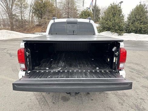 Used 2019 Toyota Tacoma TRD Off-Road w/ Technology Package image 12