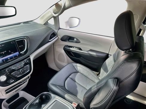 Used 2022 Chrysler Pacifica Touring-L AWD/4WD image 23